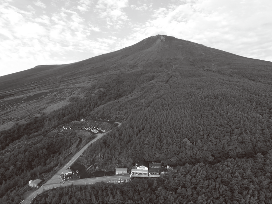 ドローンで空撮した富士山。防災分野にドローンが生かされる日も近い