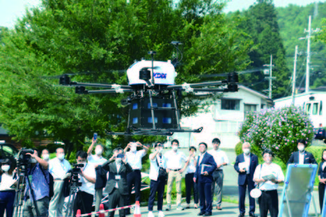 長野県伊那市で行われた実証の様子。河川上空を幹線航路とする新たな ドローン物流システムを構築し、補助者なしの目視外飛行によるドロー ン配送サービスを実現させた